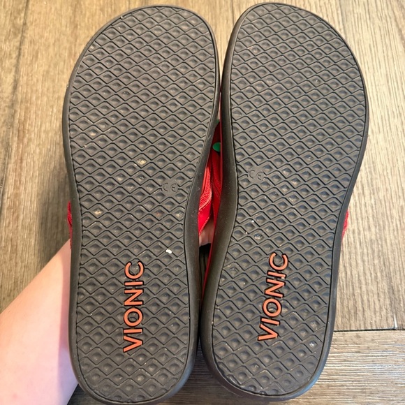 Red Vionic flip flops - Picture 3 of 6
